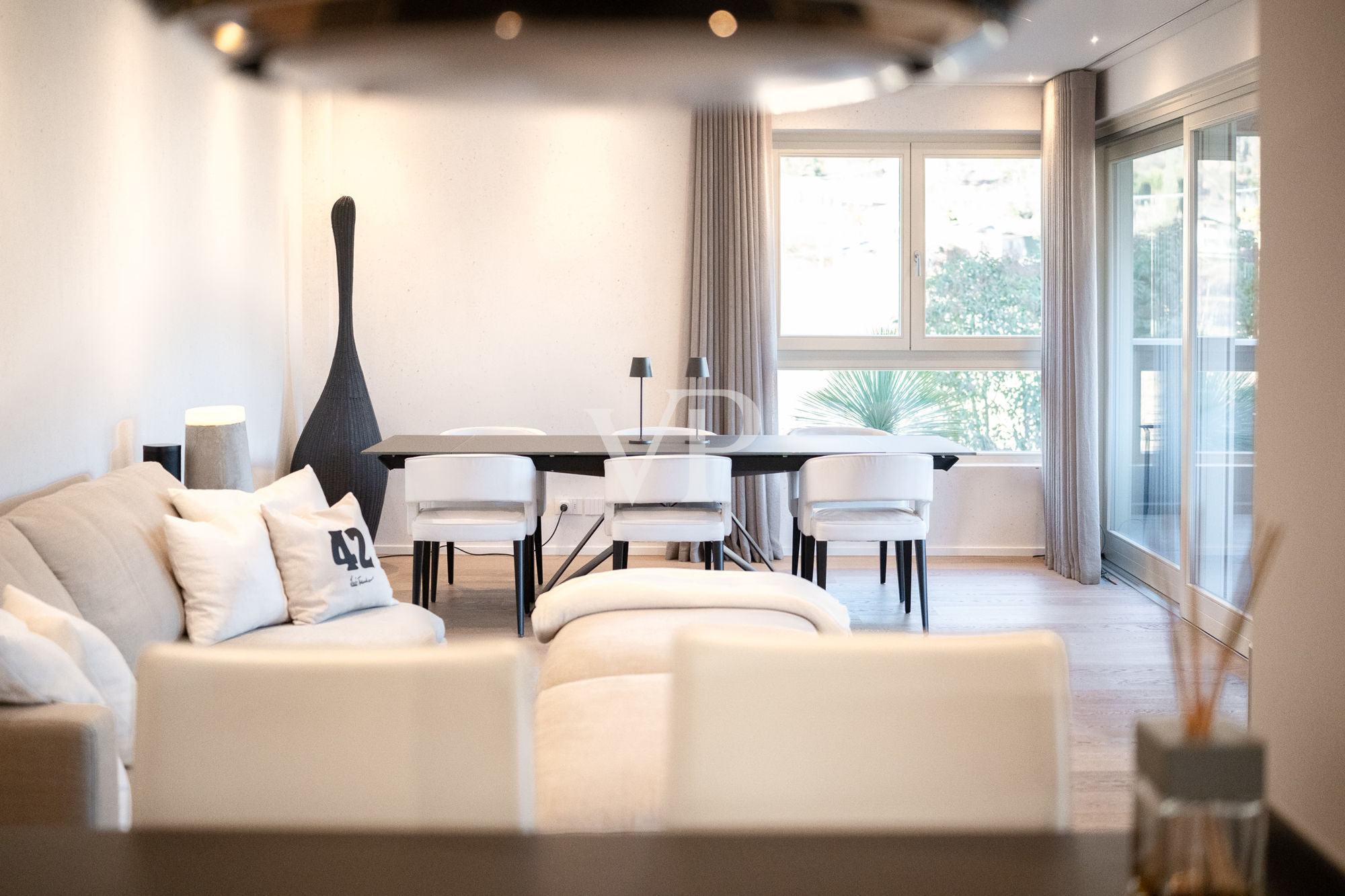 Prestigeträchtige Vier-Zimmer-Wohnung mit Terrasse und Garage