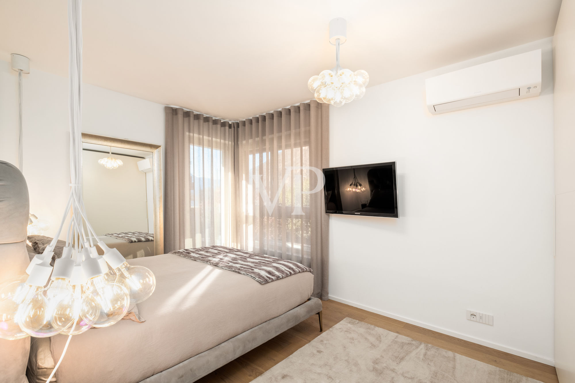 Prestigeträchtige Vier-Zimmer-Wohnung mit Terrasse und Garage