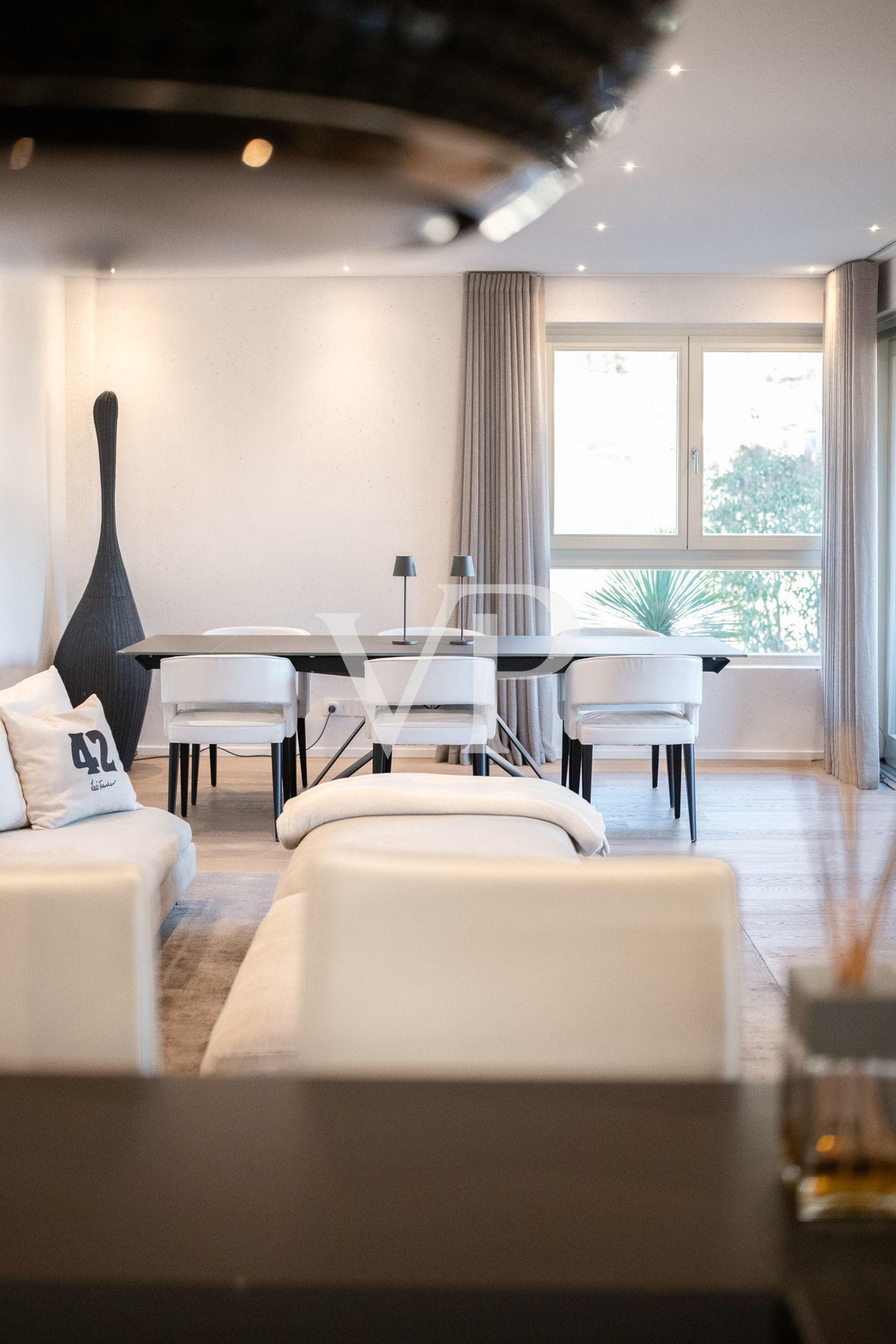 Prestigeträchtige Vier-Zimmer-Wohnung mit Terrasse und Garage