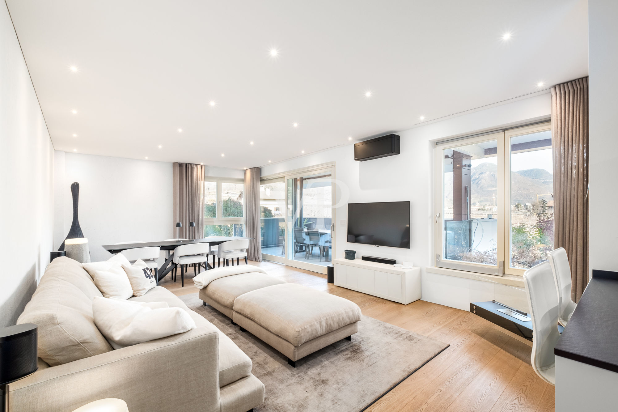 Prestigeträchtige Vier-Zimmer-Wohnung mit Terrasse und Garage