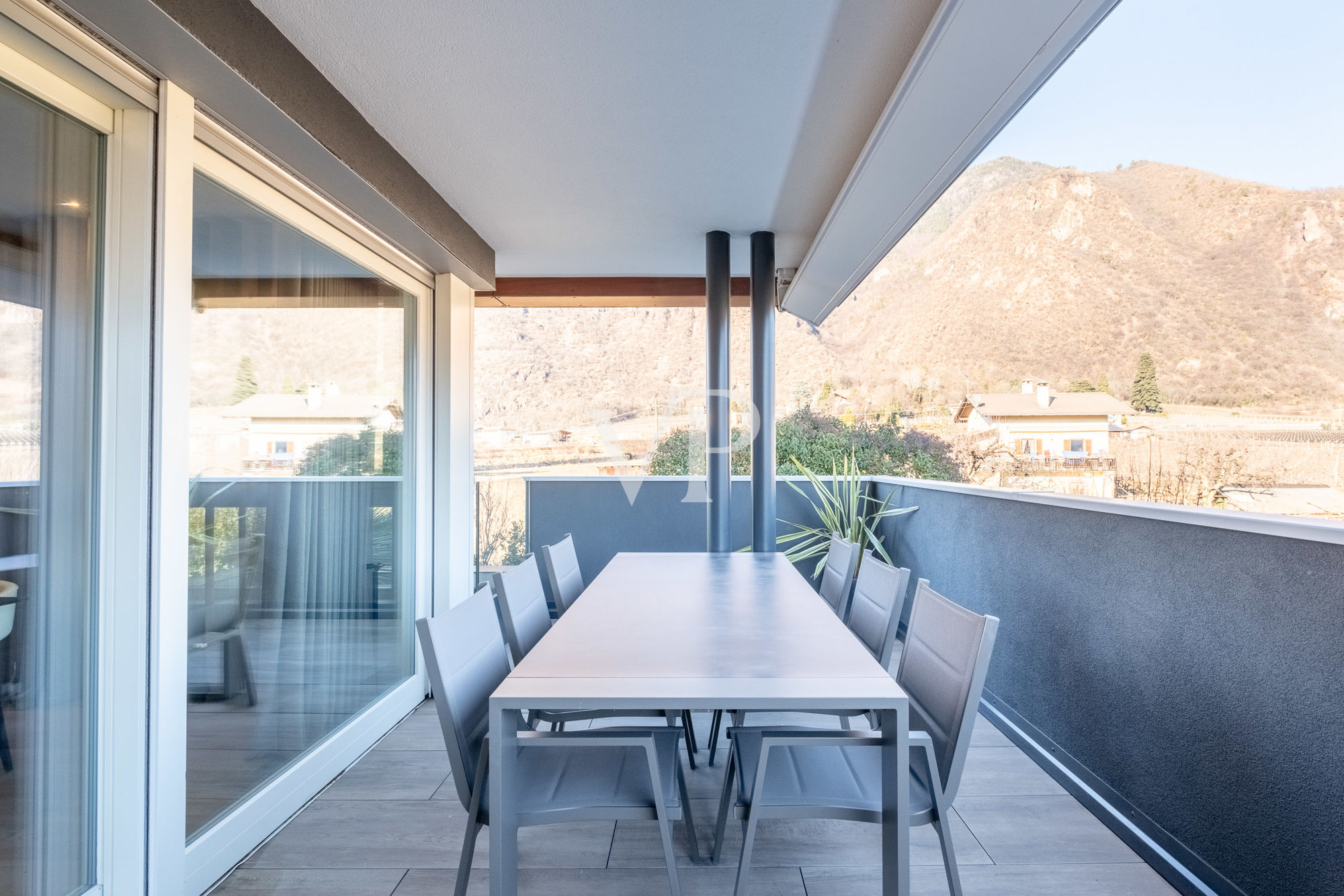 Prestigeträchtige Vier-Zimmer-Wohnung mit Terrasse und Garage
