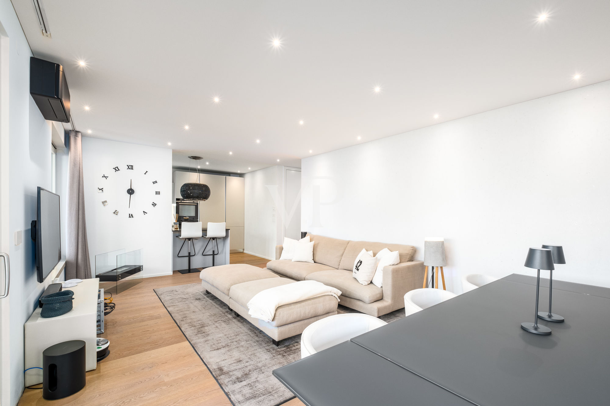 Prestigeträchtige Vier-Zimmer-Wohnung mit Terrasse und Garage