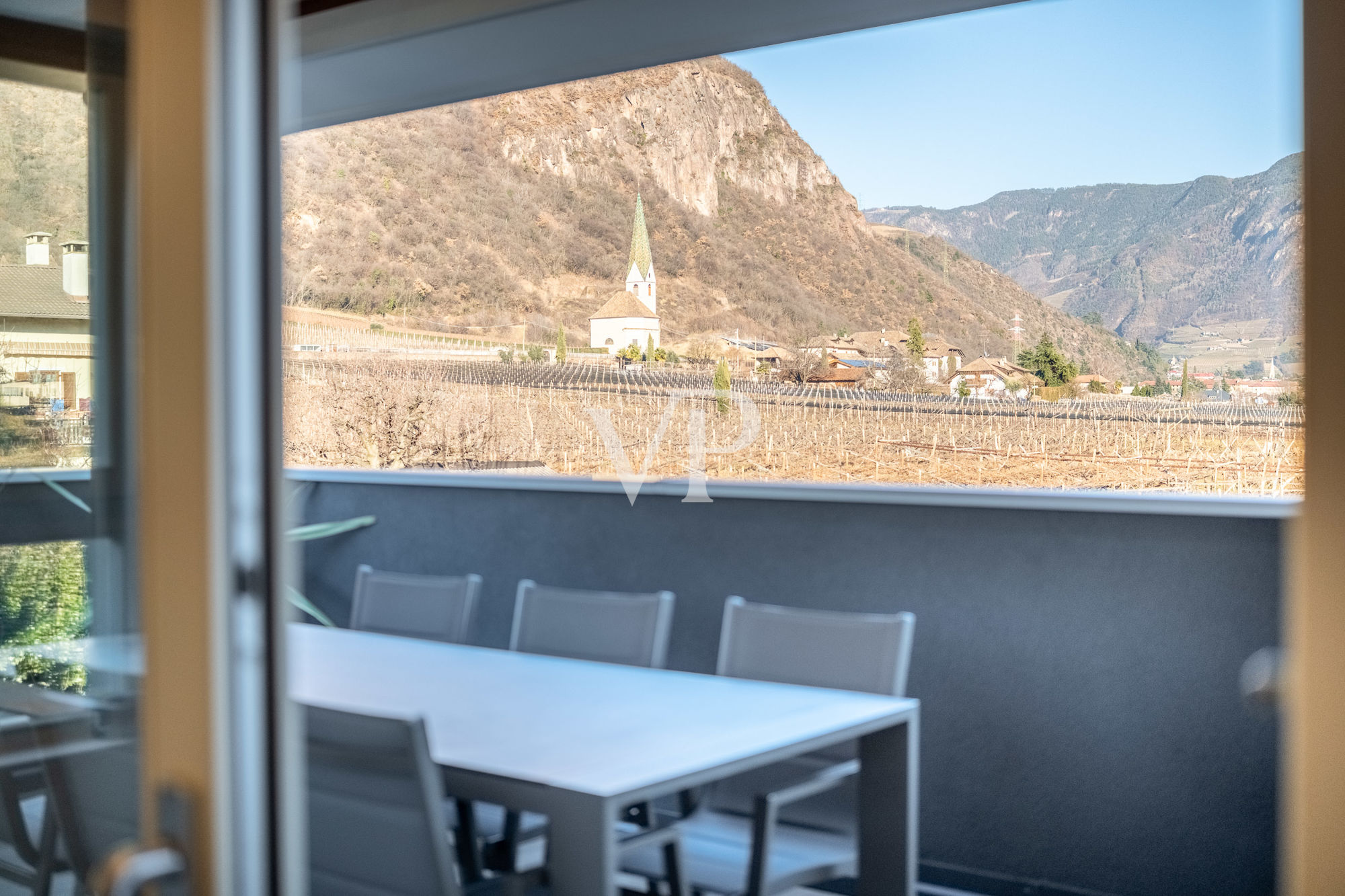 Prestigeträchtige Vier-Zimmer-Wohnung mit Terrasse und Garage