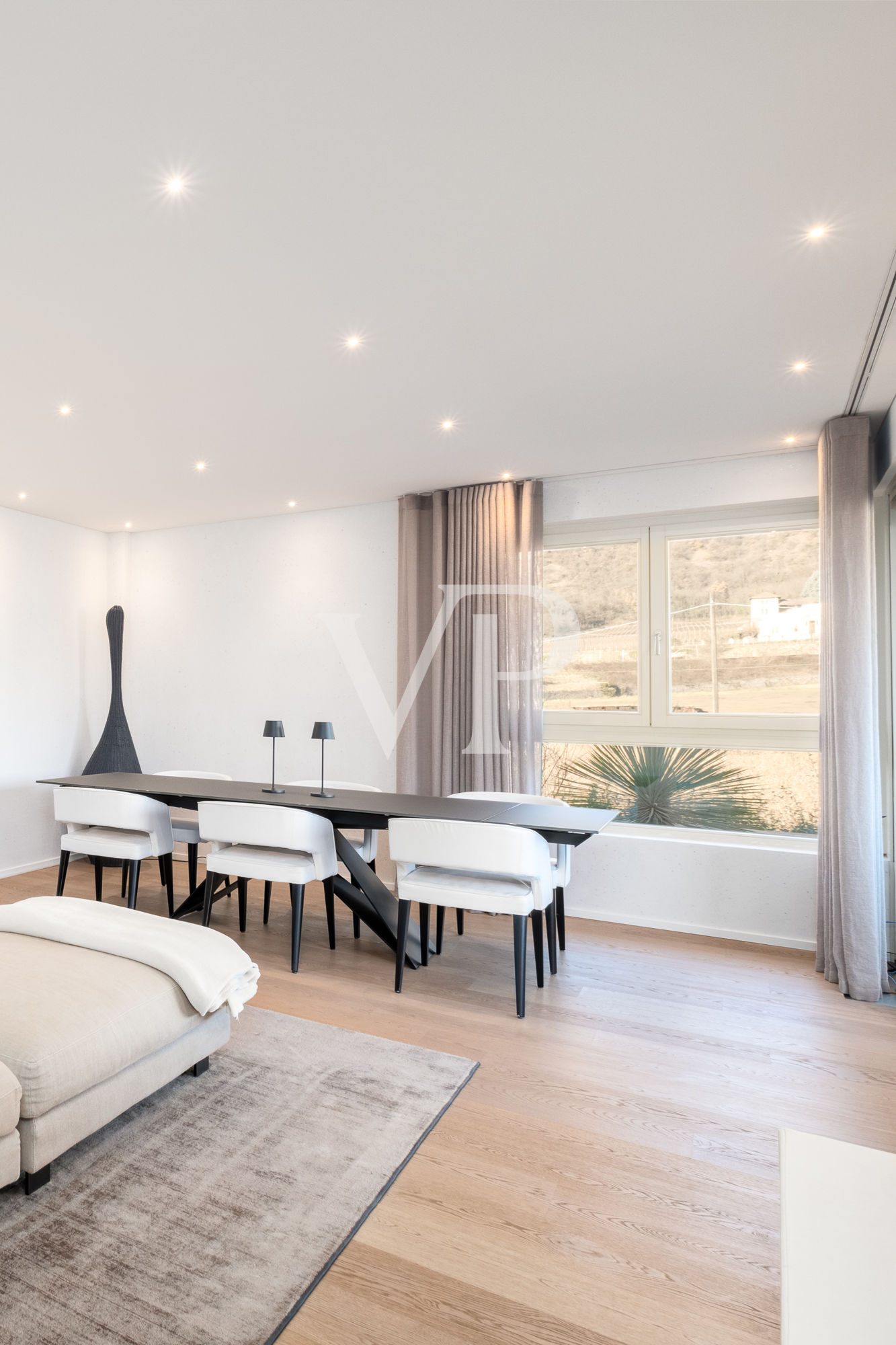 Prestigeträchtige Vier-Zimmer-Wohnung mit Terrasse und Garage