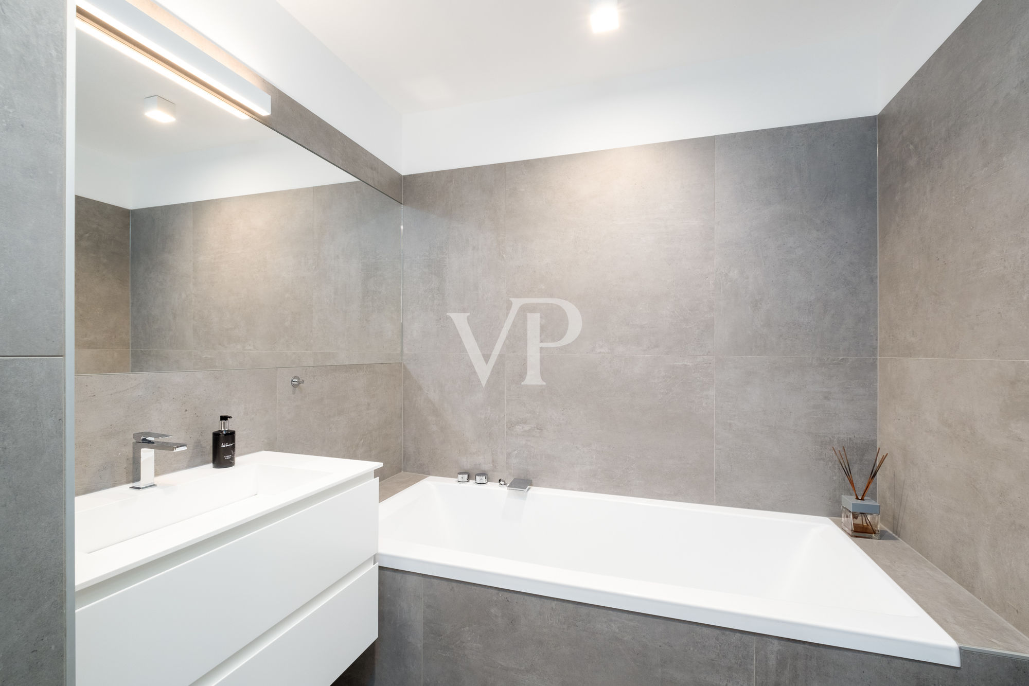 Prestigeträchtige Vier-Zimmer-Wohnung mit Terrasse und Garage