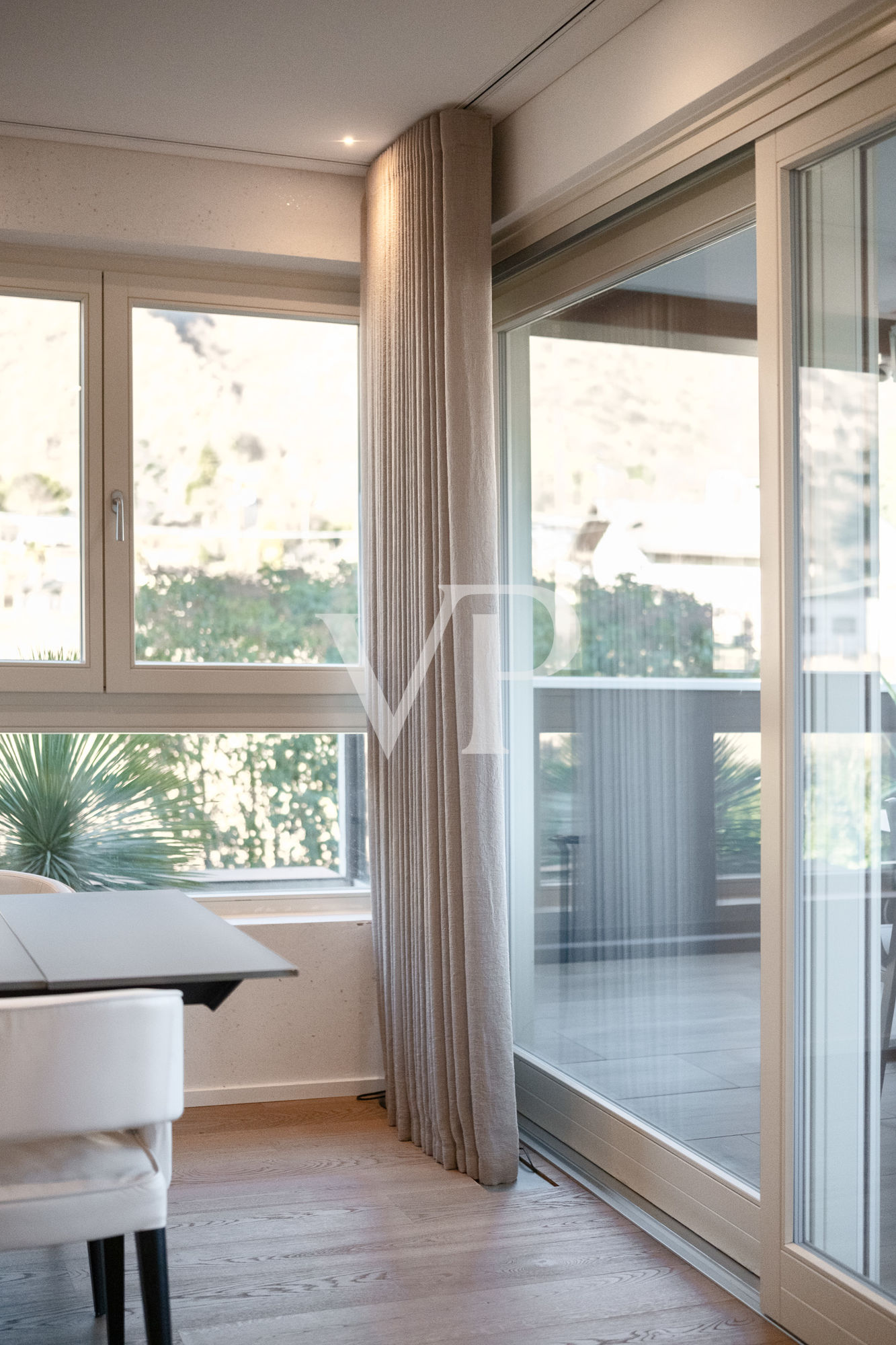 Prestigeträchtige Vier-Zimmer-Wohnung mit Terrasse und Garage