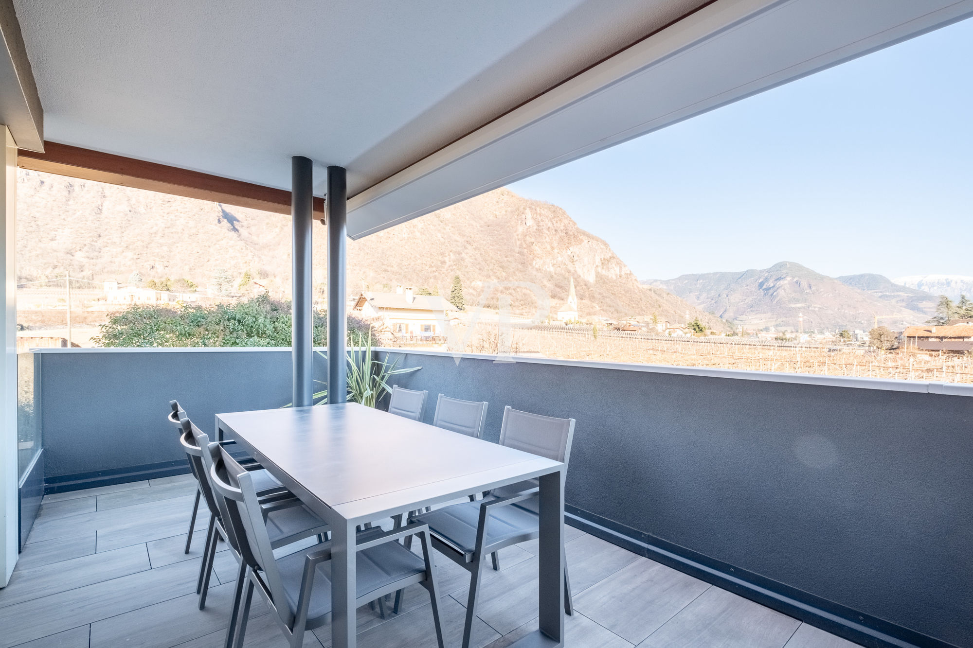 Prestigeträchtige Vier-Zimmer-Wohnung mit Terrasse und Garage
