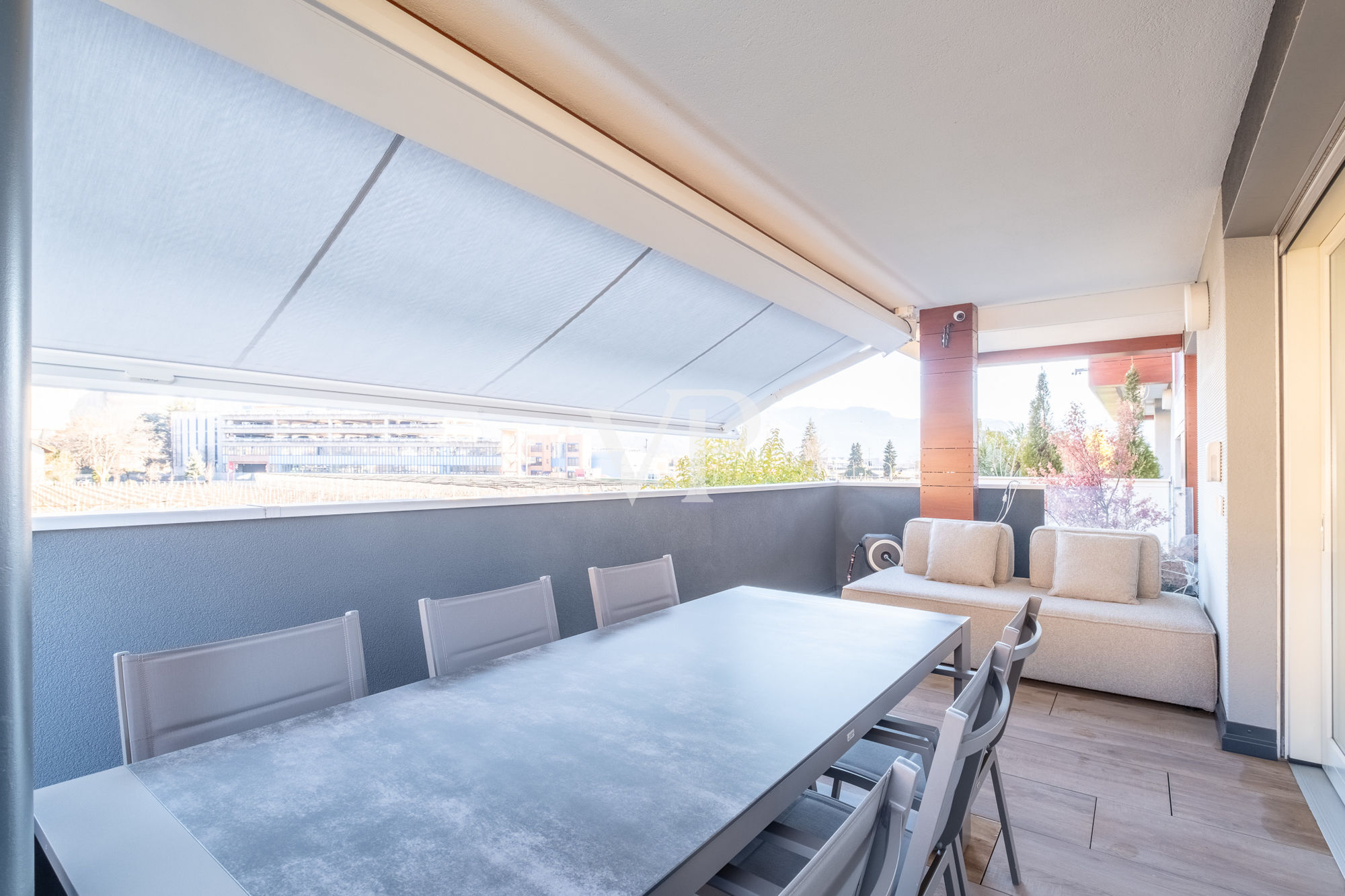 Prestigeträchtige Vier-Zimmer-Wohnung mit Terrasse und Garage