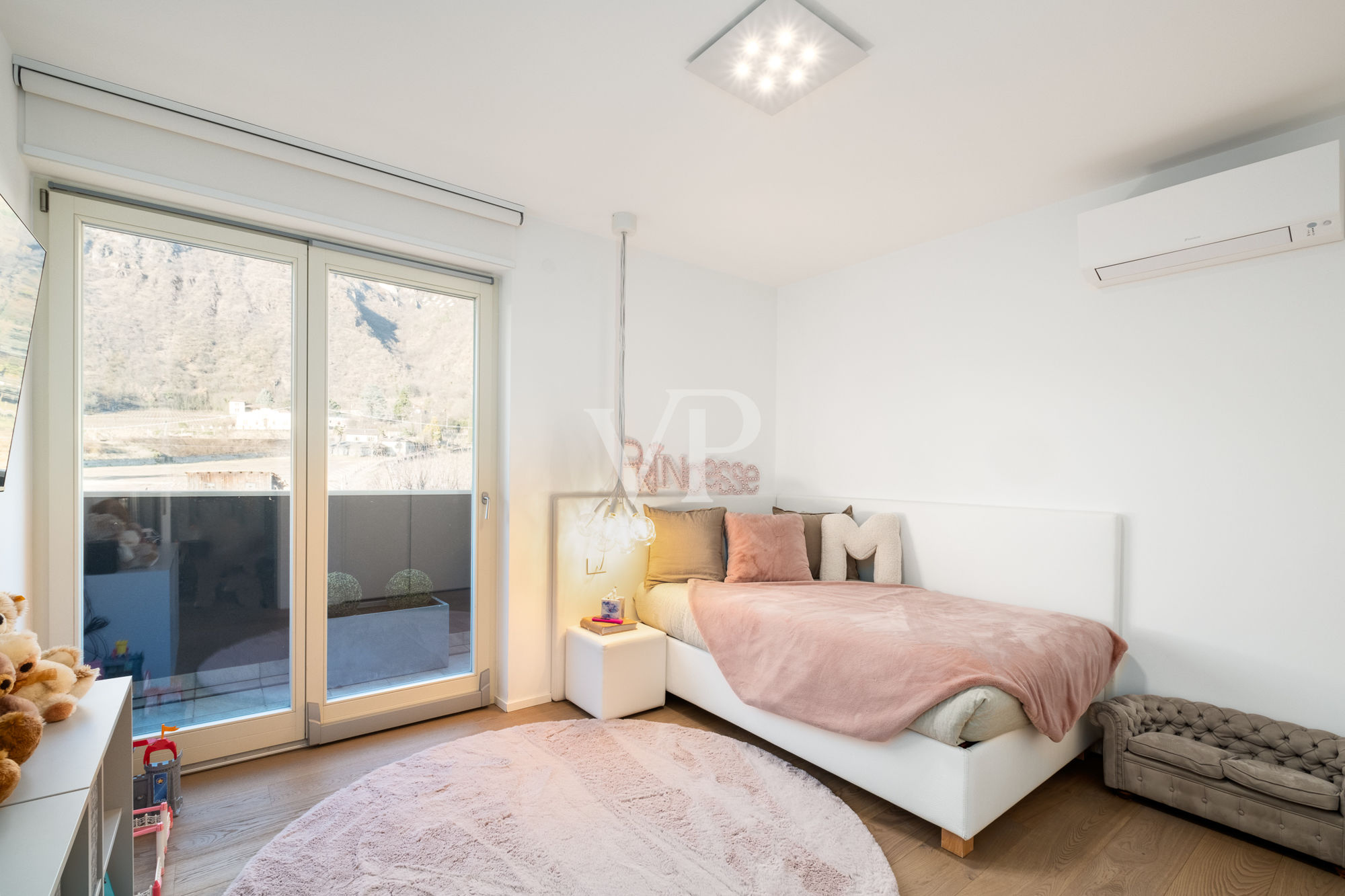 Prestigeträchtige Vier-Zimmer-Wohnung mit Terrasse und Garage