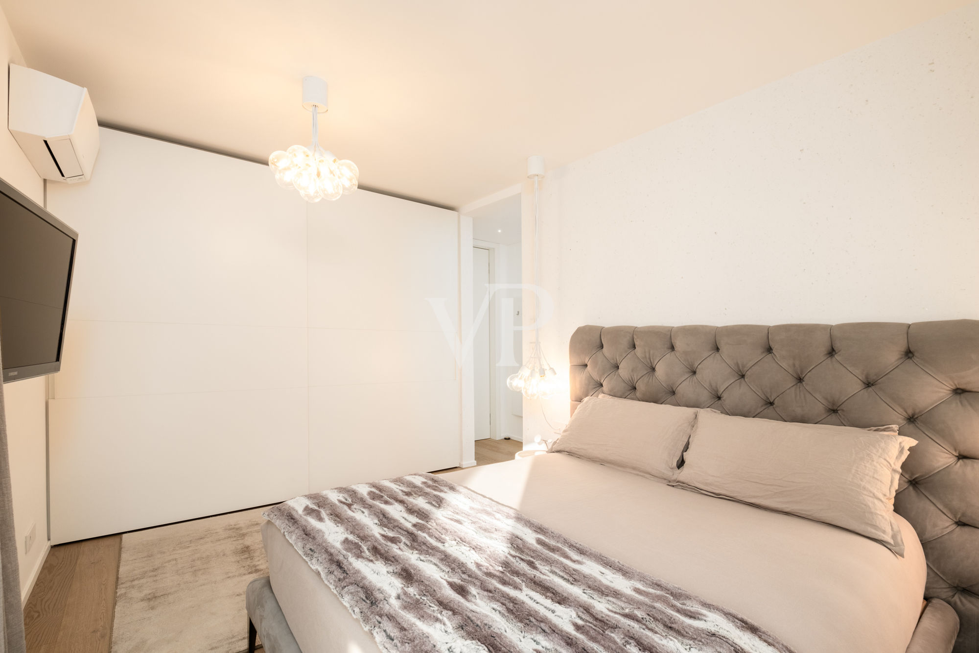 Prestigeträchtige Vier-Zimmer-Wohnung mit Terrasse und Garage