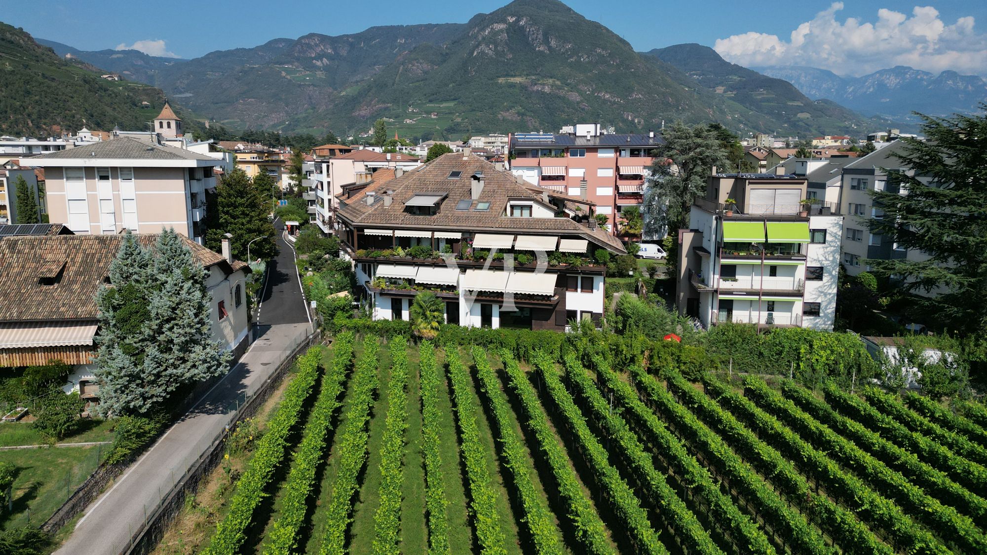 Moderno appartamento con giardino in contesto ricercato