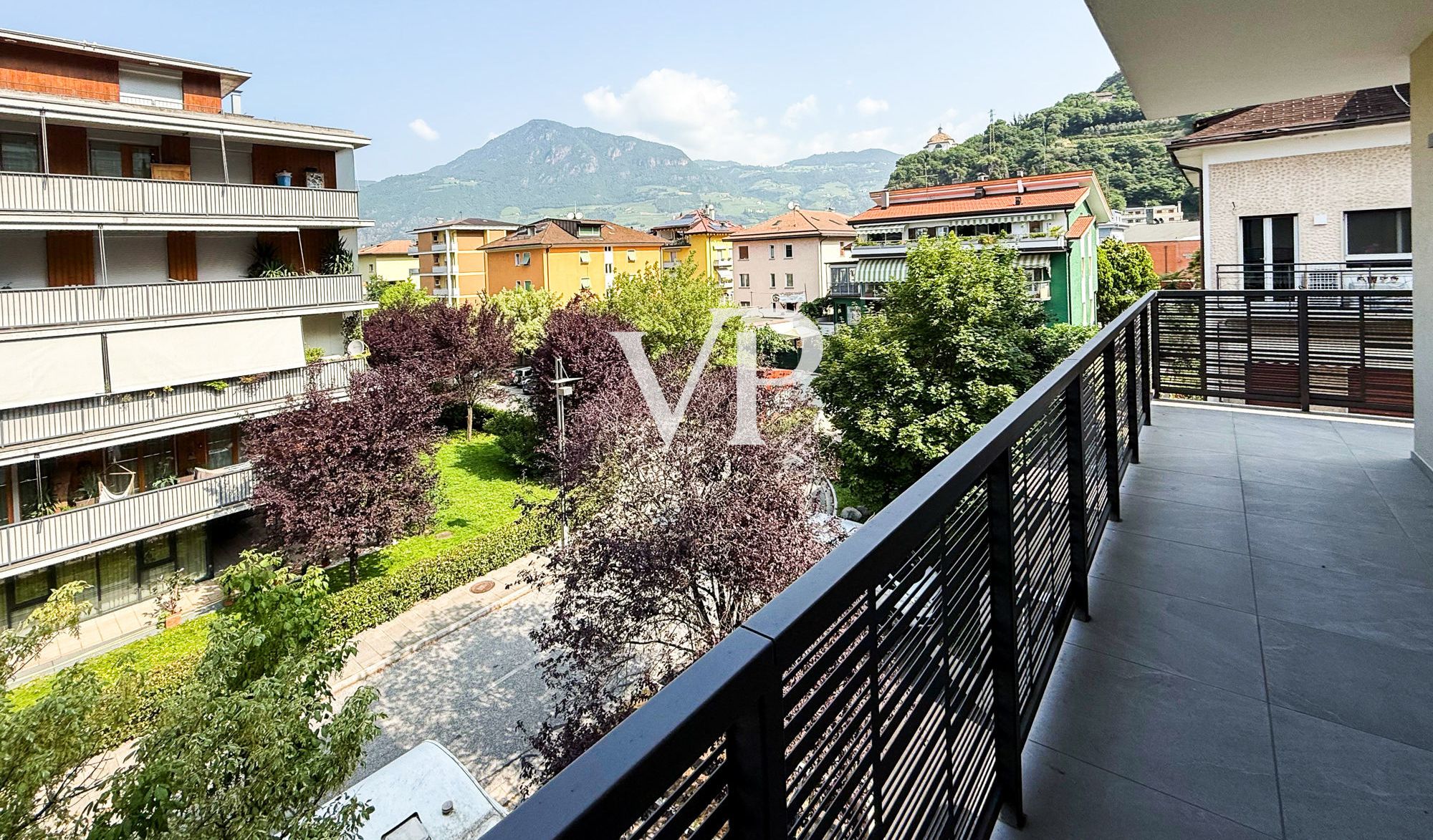Moderne und helle Wohnung mit Terrasse