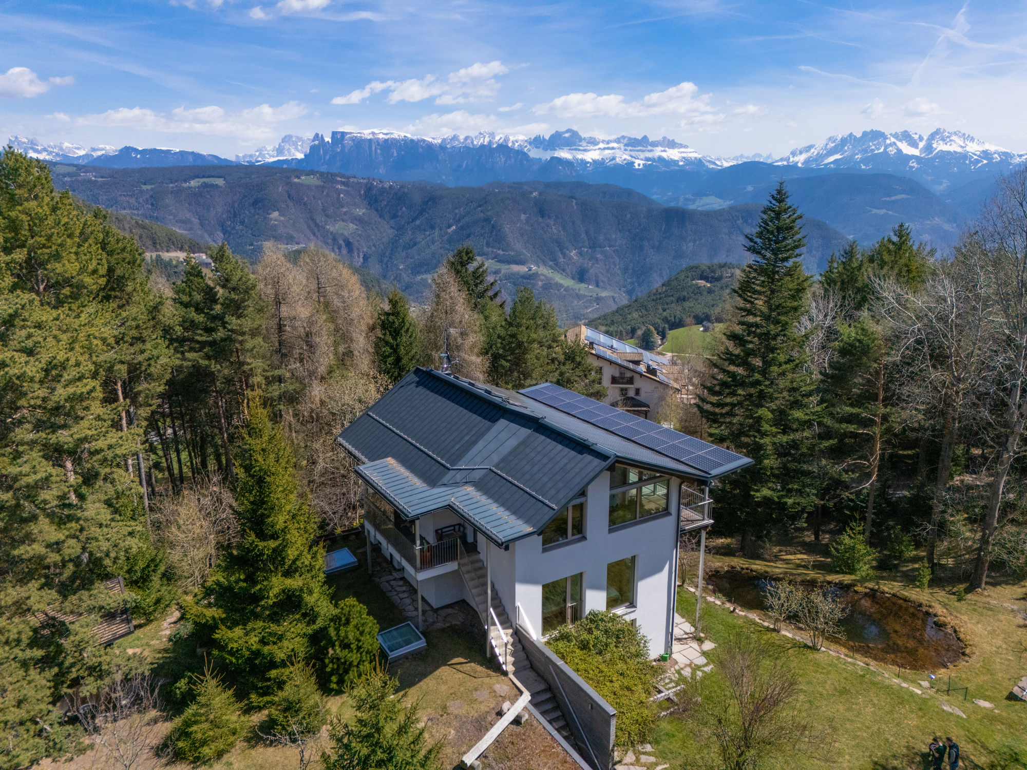 Exklusive Villa inmitten eines privaten Waldes mit Panoramablick bei Bozen