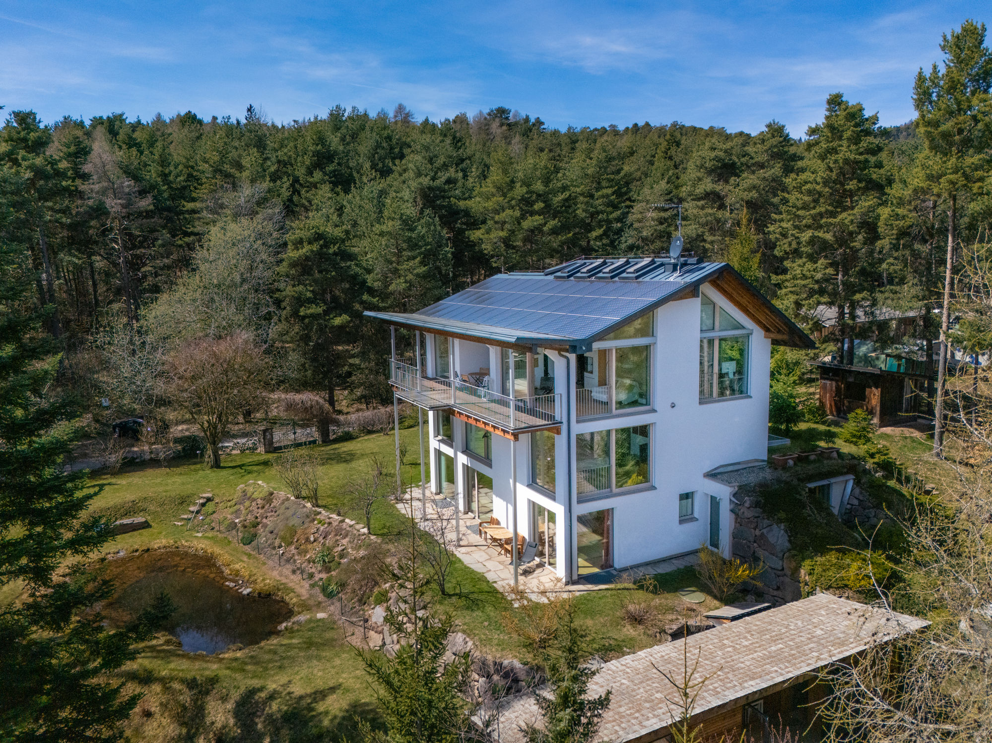 Exklusive Villa inmitten eines privaten Waldes mit Panoramablick bei Bozen