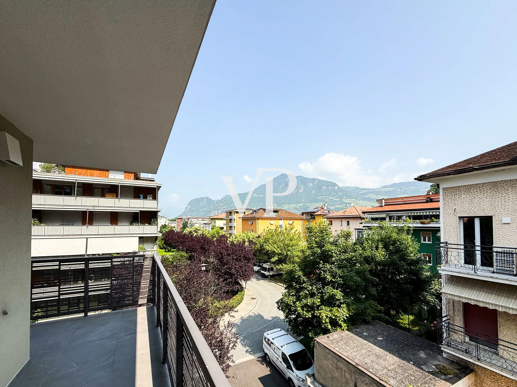 Moderno y luminoso apartamento de dos dormitorios con terraza