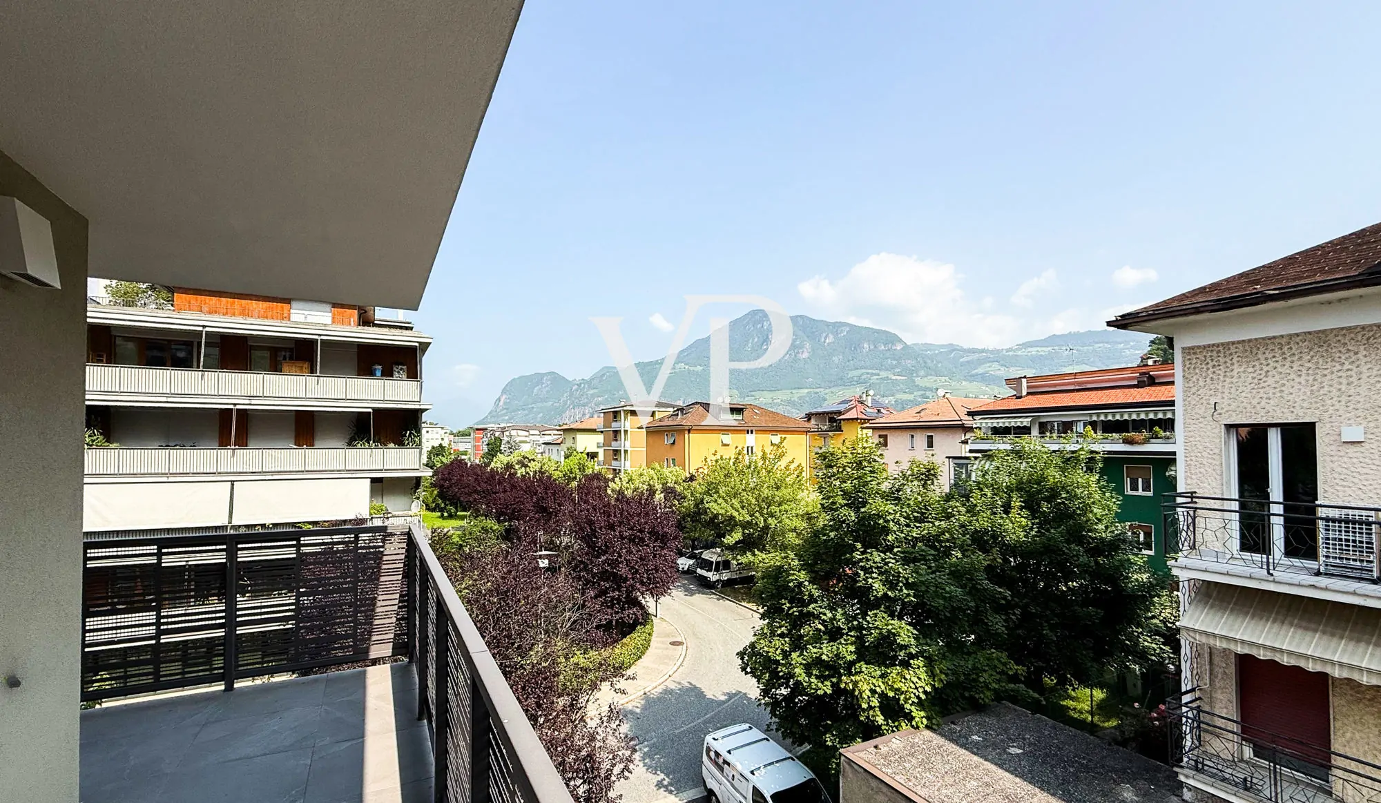 Moderne und helle Wohnung mit Terrasse