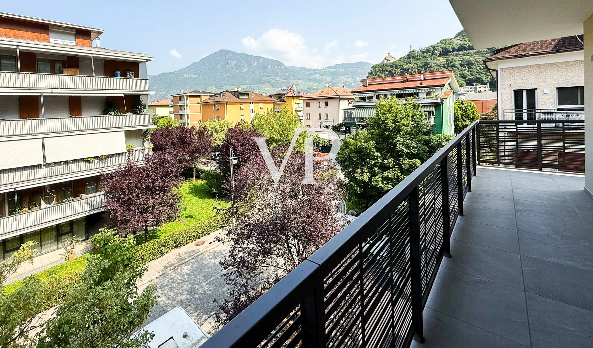 Moderne und helle Wohnung mit Terrasse