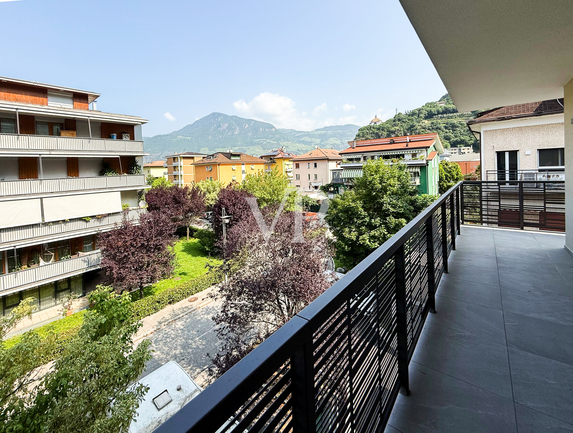 Moderne und helle Wohnung mit Terrasse