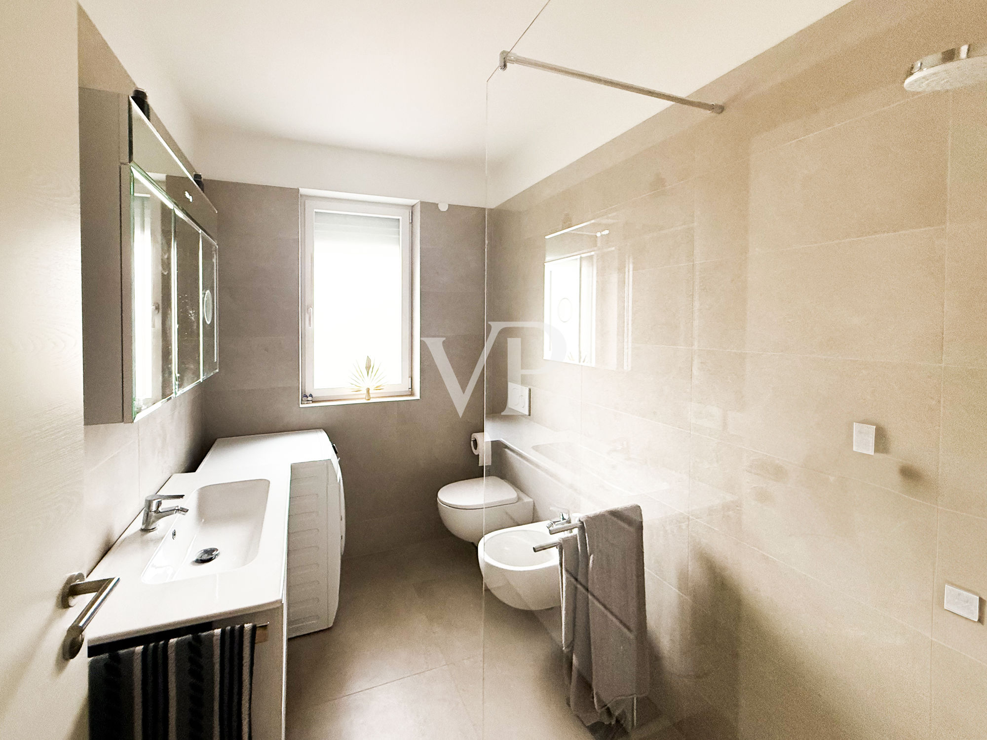 Moderne und helle Wohnung mit Terrasse