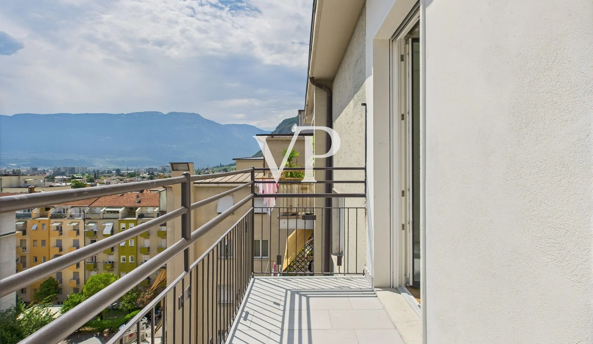 Ático con vistas - Apartamento de tres habitaciones recién renovado a dos pasos de la Piazza Gries