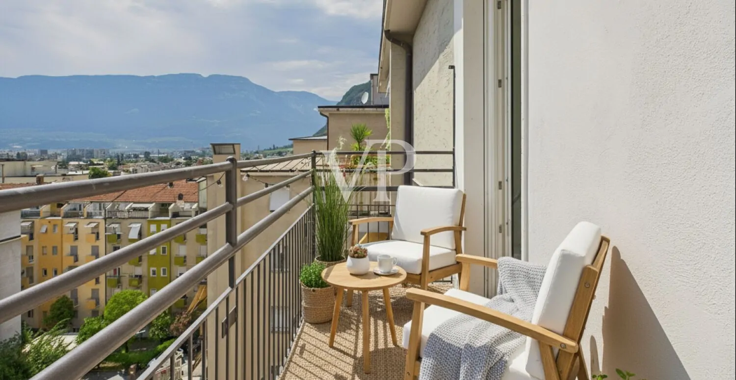 Ático con vistas - Apartamento de tres habitaciones recién renovado a dos pasos de la Piazza Gries