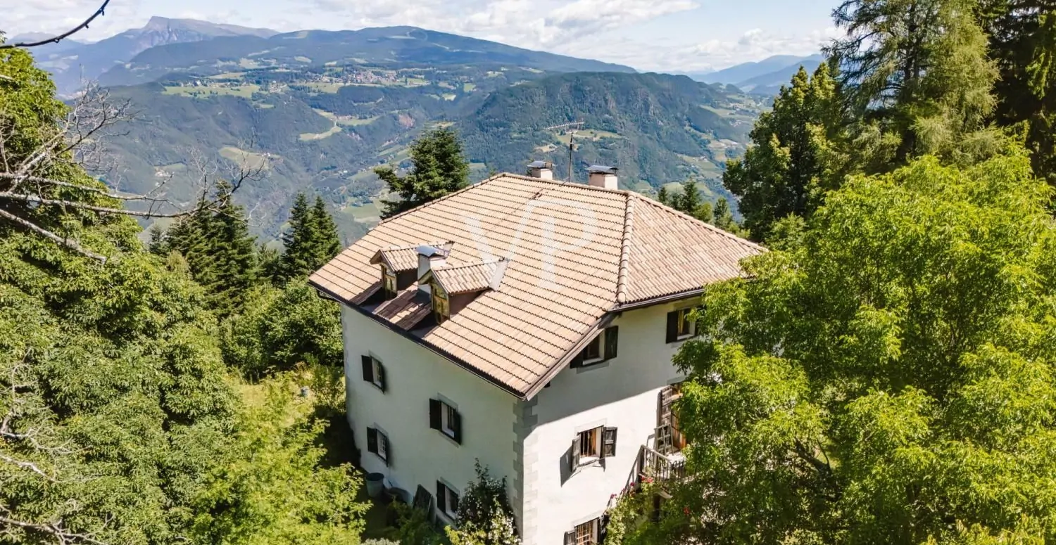 Historische Immobilie mit Charakter und Bergpanorama oberhalb von Bozen