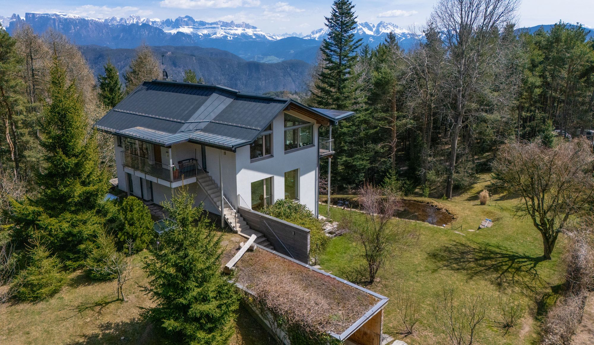 Exklusive Villa inmitten eines privaten Waldes mit Panoramablick bei Bozen