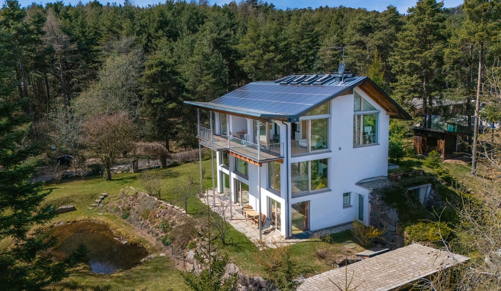 Exclusiva villa en medio de un bosque privado con vistas panorámicas cerca de Bolzano