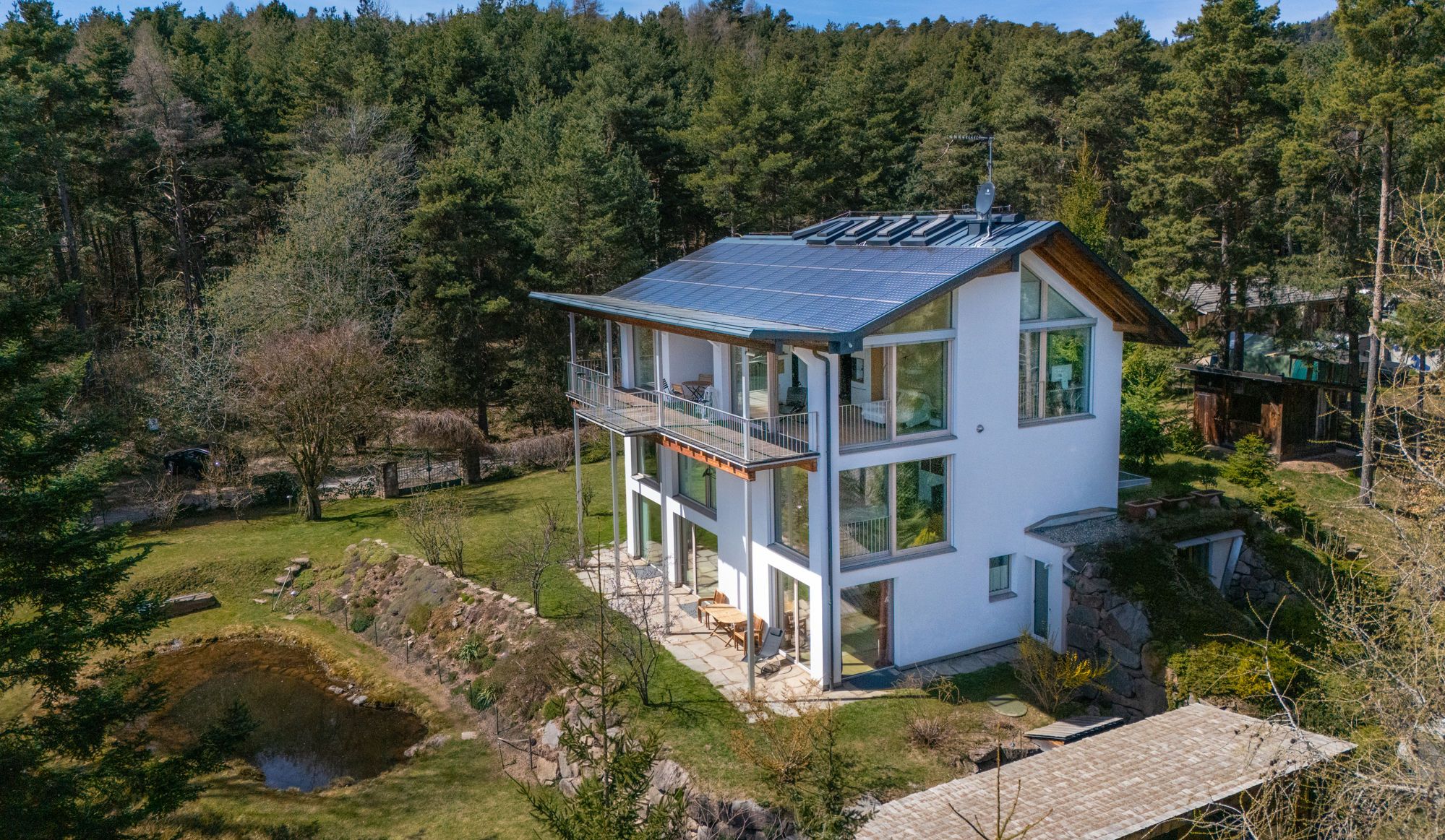 Exklusive Villa inmitten eines privaten Waldes mit Panoramablick bei Bozen