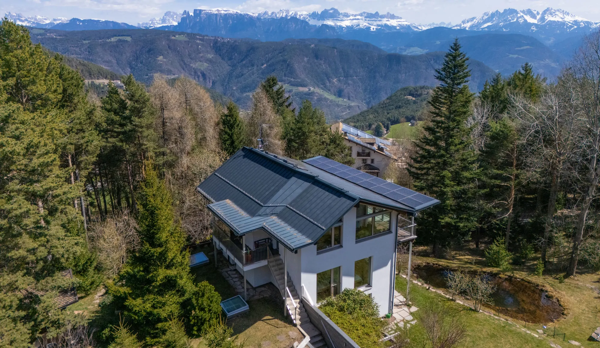 Exclusiva villa en medio de un bosque privado con vistas panorámicas cerca de Bolzano