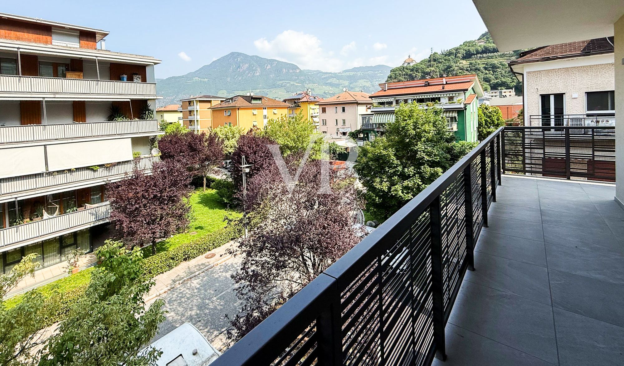 Moderne und helle Wohnung mit Terrasse