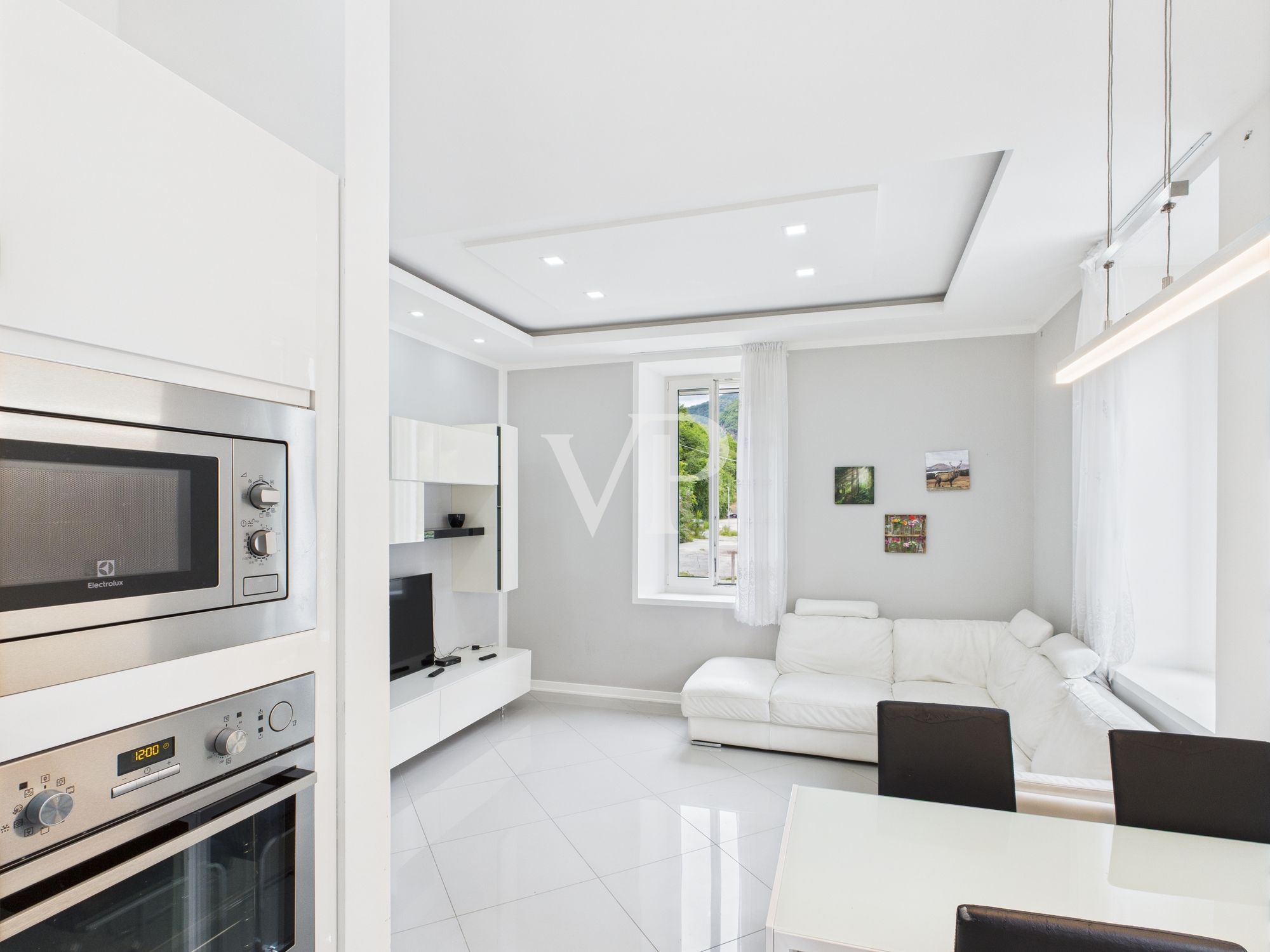 Renovated Three Bedroom Apartment with Large Spaces and Modern Amenities - Capodazzo