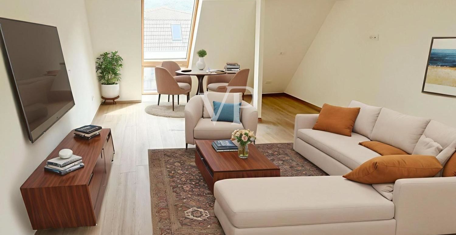 Geräumige und helle renovierte Zwei-Zimmer-Wohnung