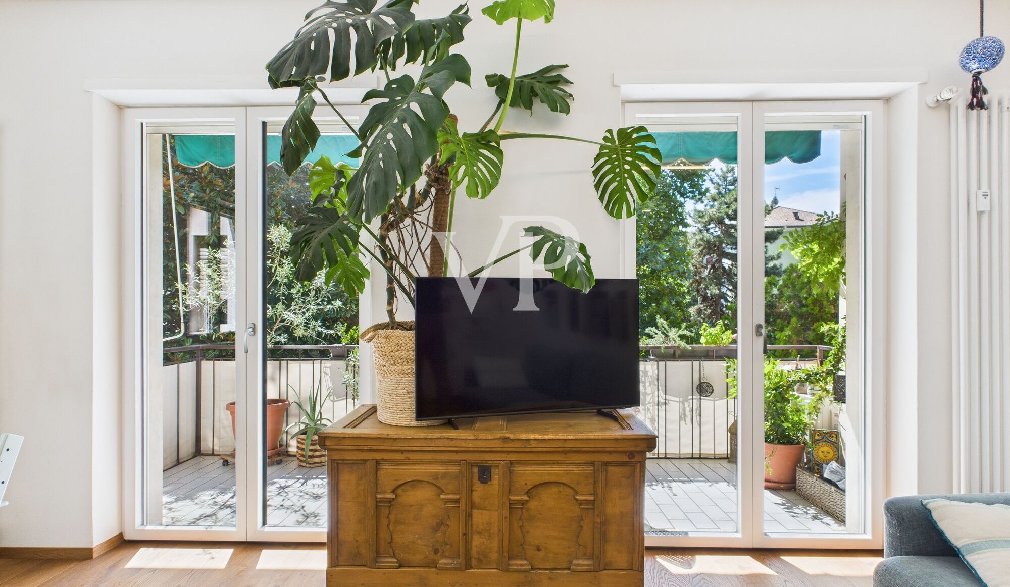 Stilvoll sanierte Dreizimmerwohnung mit Balkon und Garage