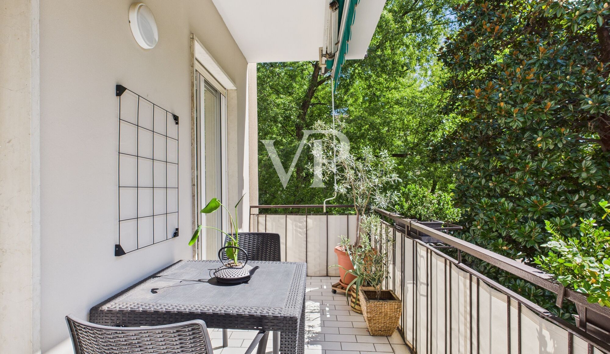 Stilvoll sanierte Dreizimmerwohnung mit Balkon und Garage