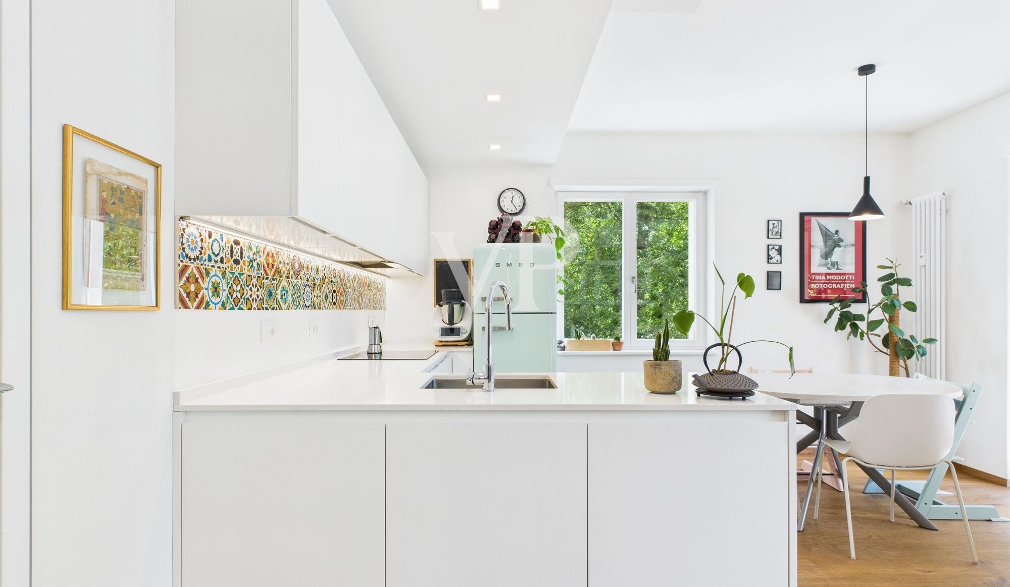 Stilvoll sanierte Dreizimmerwohnung mit Balkon und Garage