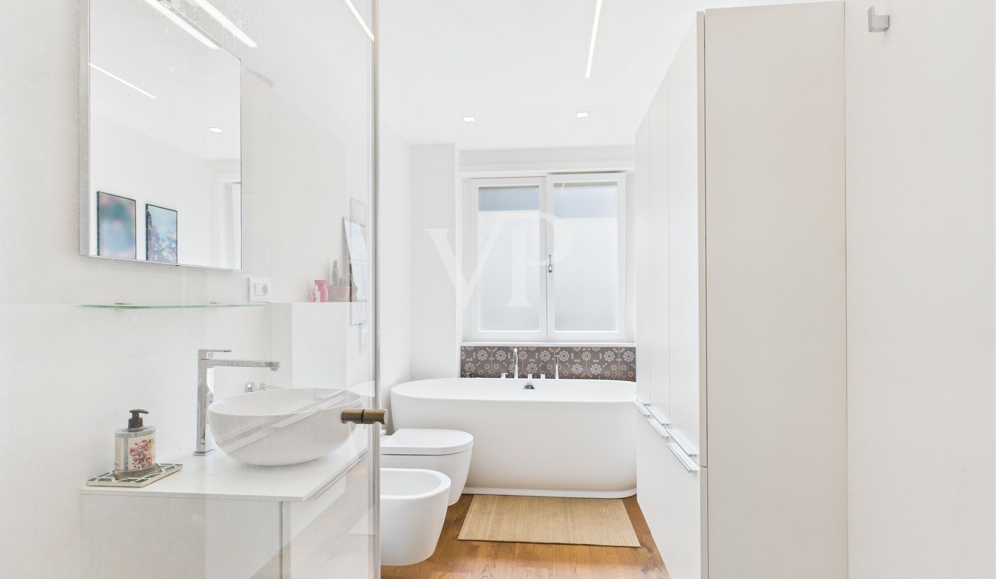 Stilvoll sanierte Dreizimmerwohnung mit Balkon und Garage