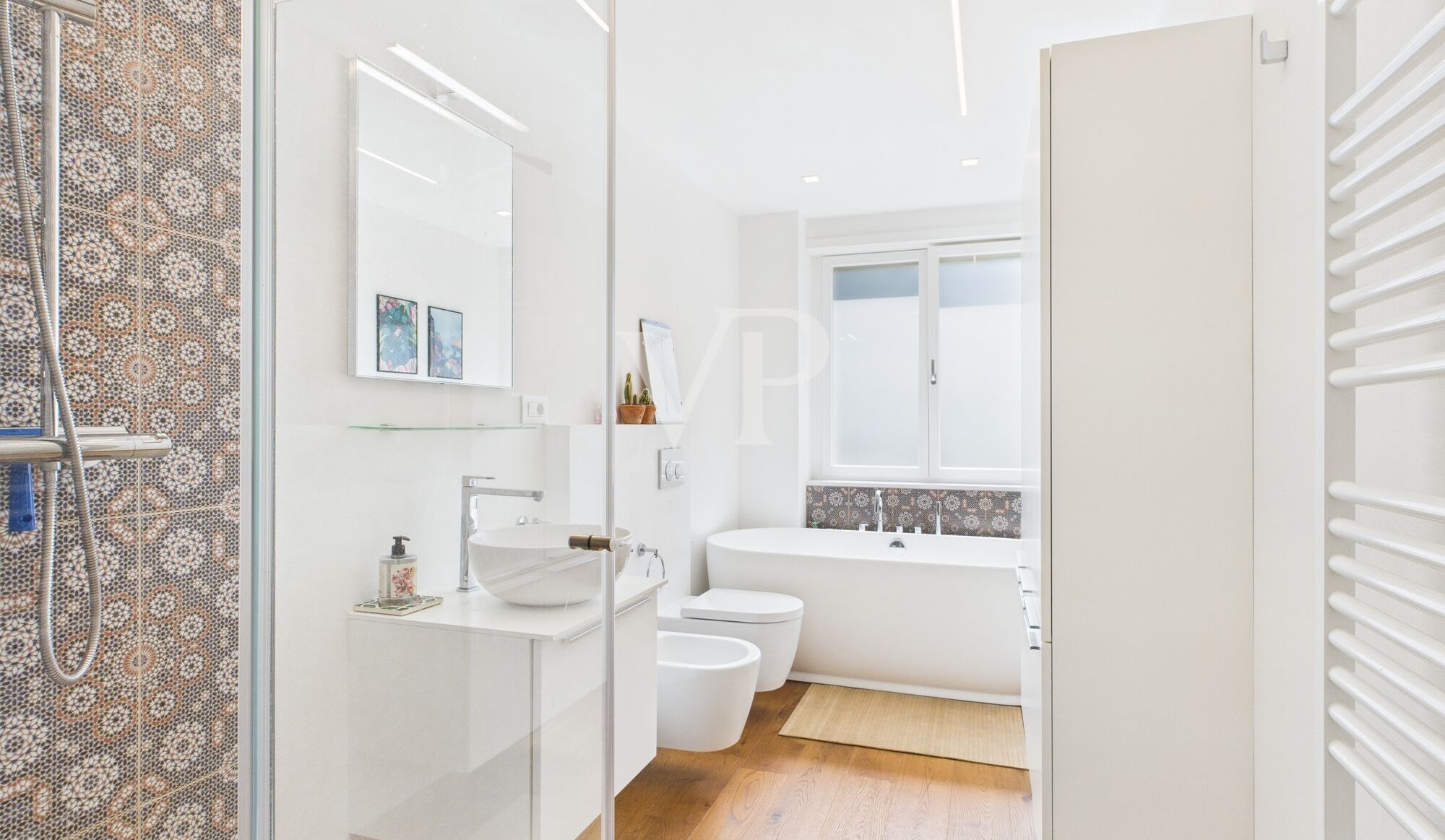 Stilvoll sanierte Dreizimmerwohnung mit Balkon und Garage