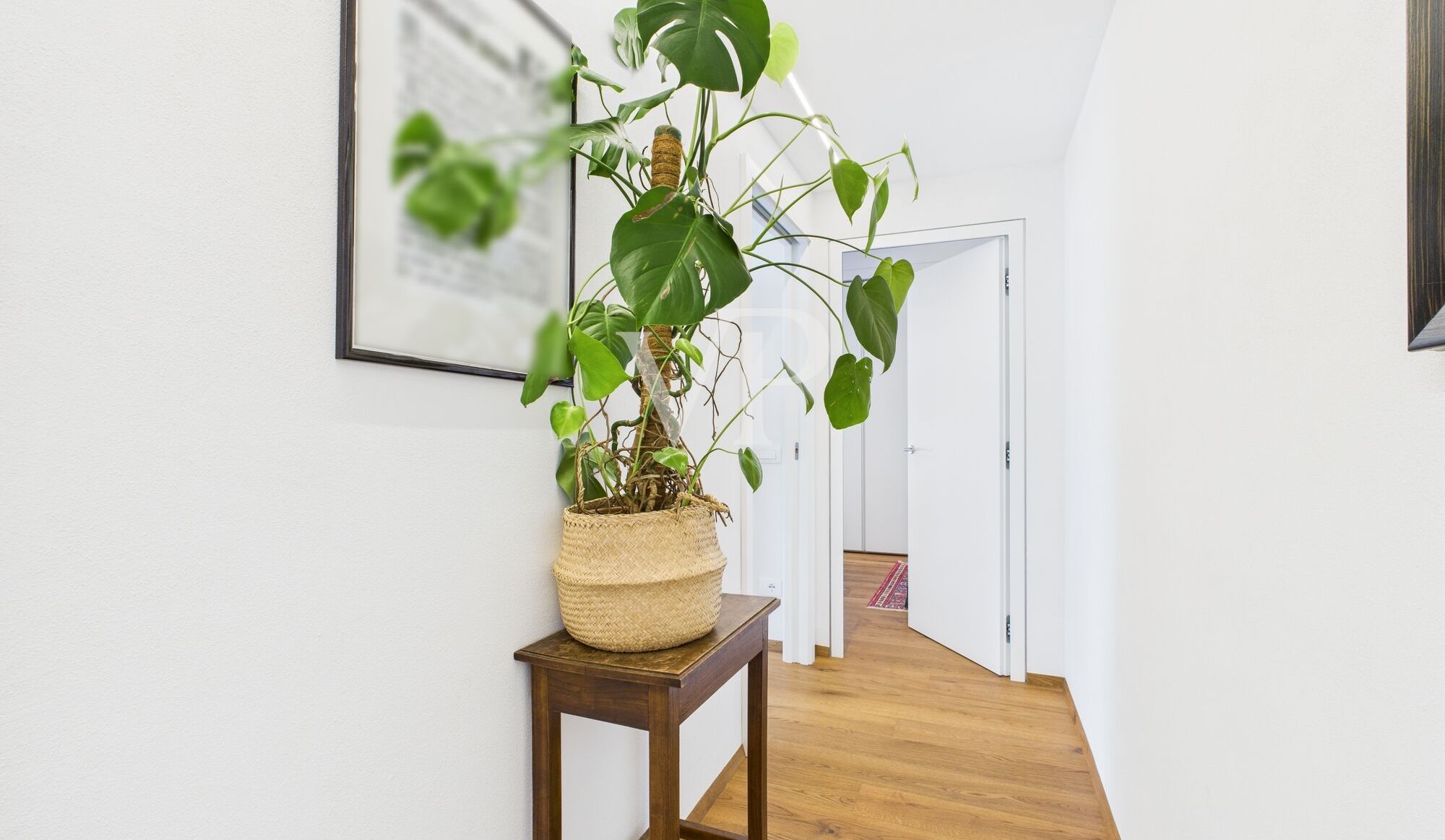 Stilvoll sanierte Dreizimmerwohnung mit Balkon und Garage