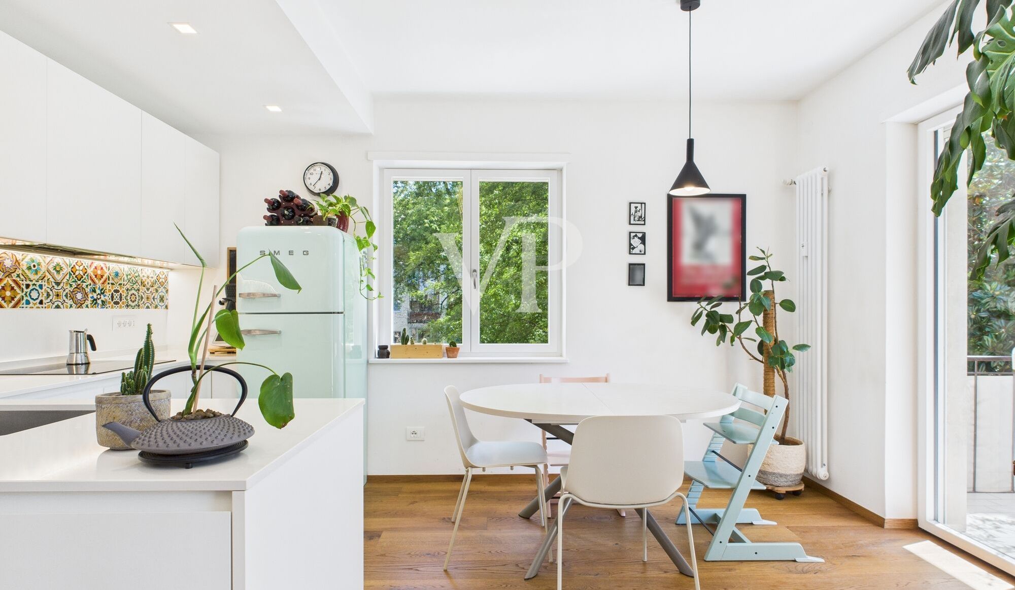 Stilvoll sanierte Dreizimmerwohnung mit Balkon und Garage