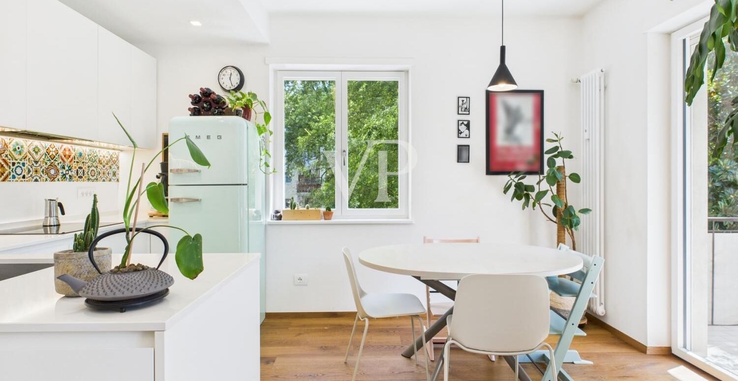 Stilvoll sanierte Dreizimmerwohnung mit Balkon und Garage