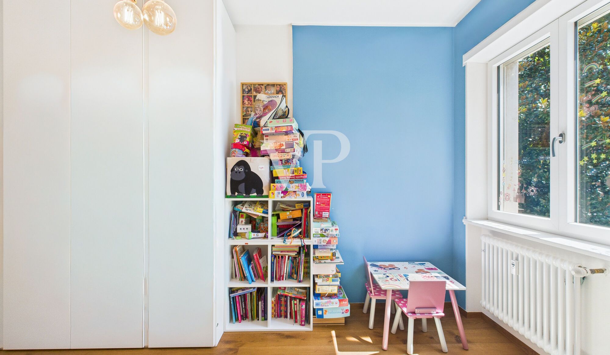 Stilvoll sanierte Dreizimmerwohnung mit Balkon und Garage