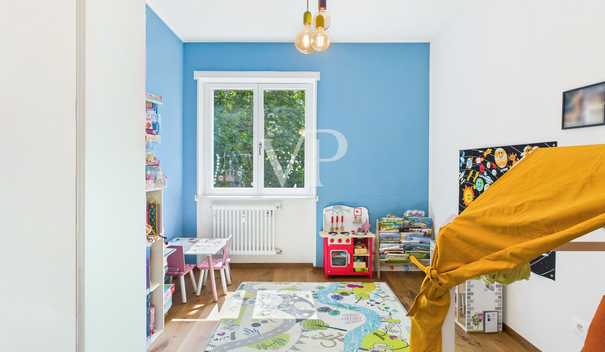 Stilvoll sanierte Dreizimmerwohnung mit Balkon und Garage
