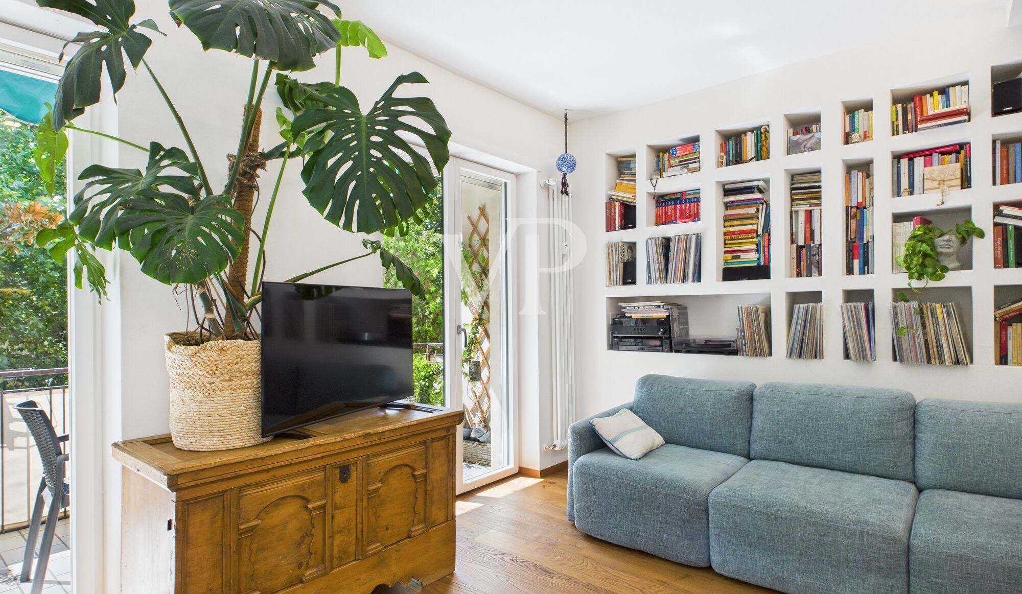 Stilvoll sanierte Dreizimmerwohnung mit Balkon und Garage