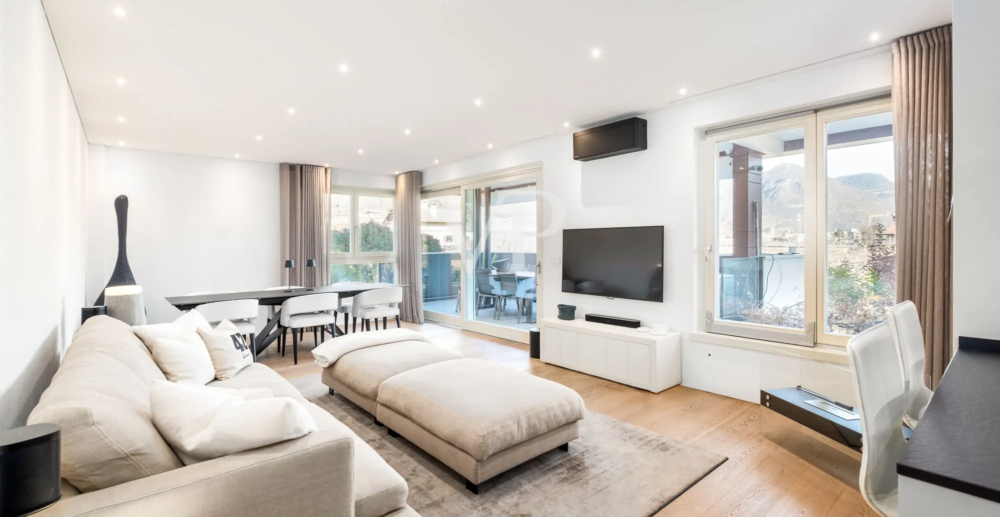 Prestigioso Quadrilocale con vista panoramica e triple box auto: IT 25 415 1802