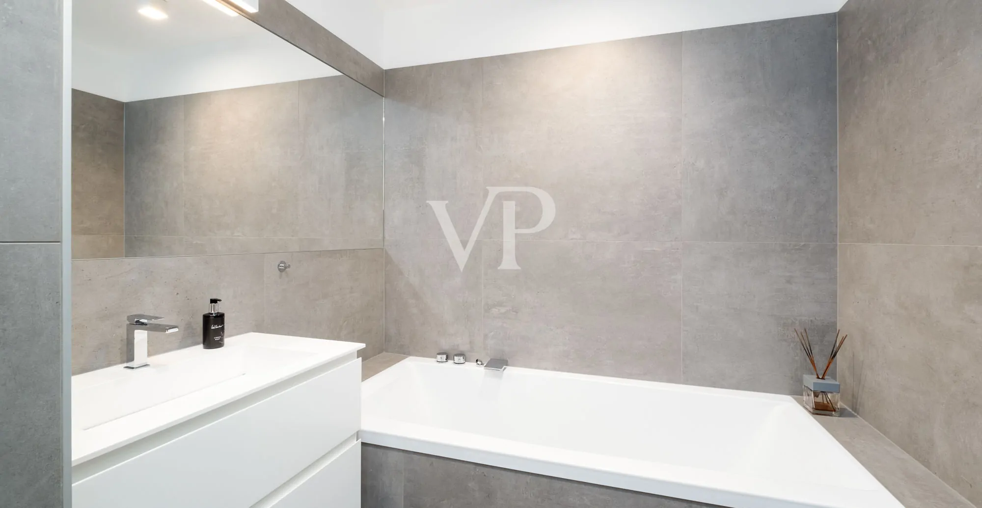 Prestigioso Quadrilocale con vista panoramica e triple box auto: IT 25 415 1802