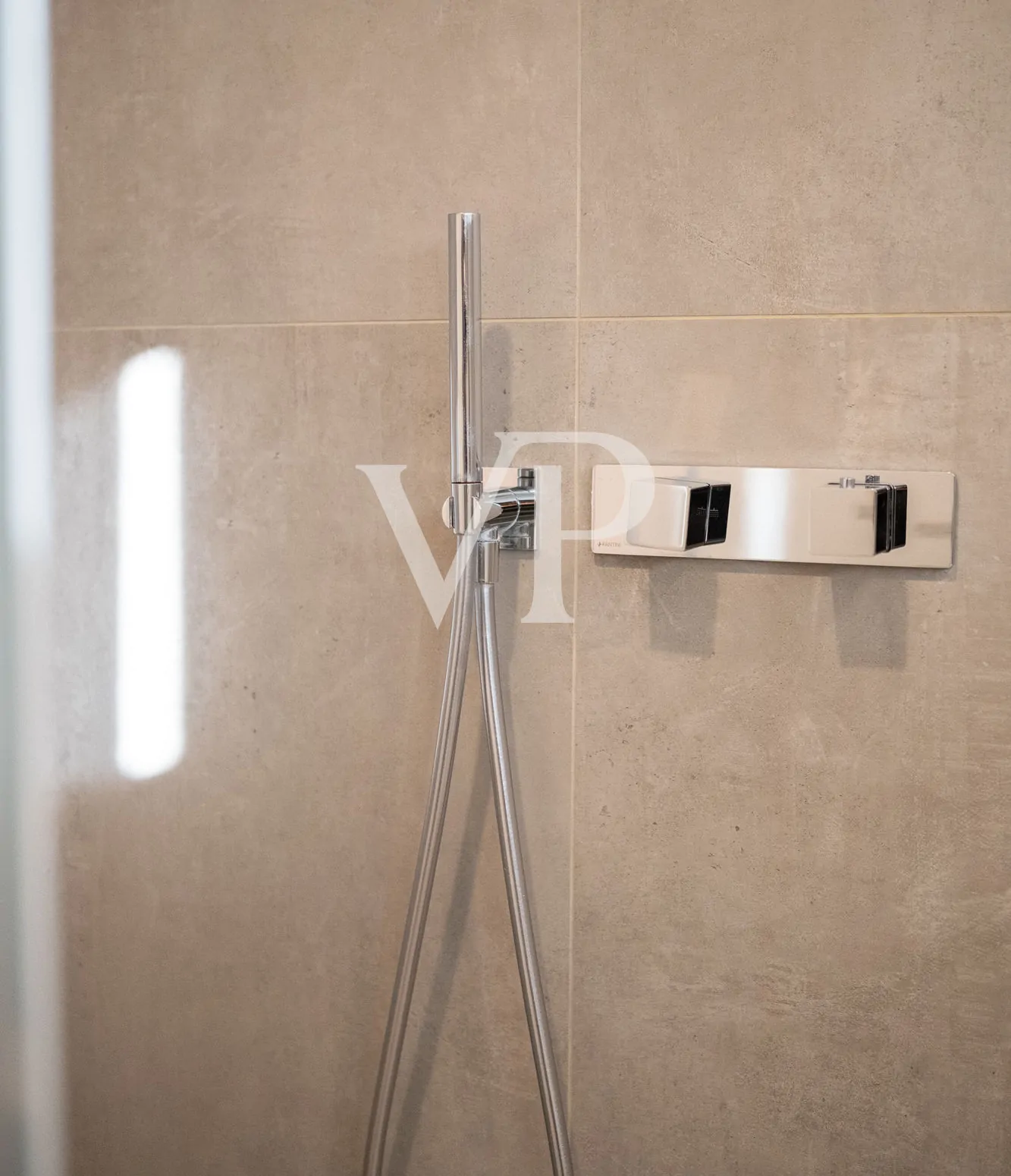 Prestigioso Quadrilocale con vista panoramica e triple box auto: IT 25 415 1802