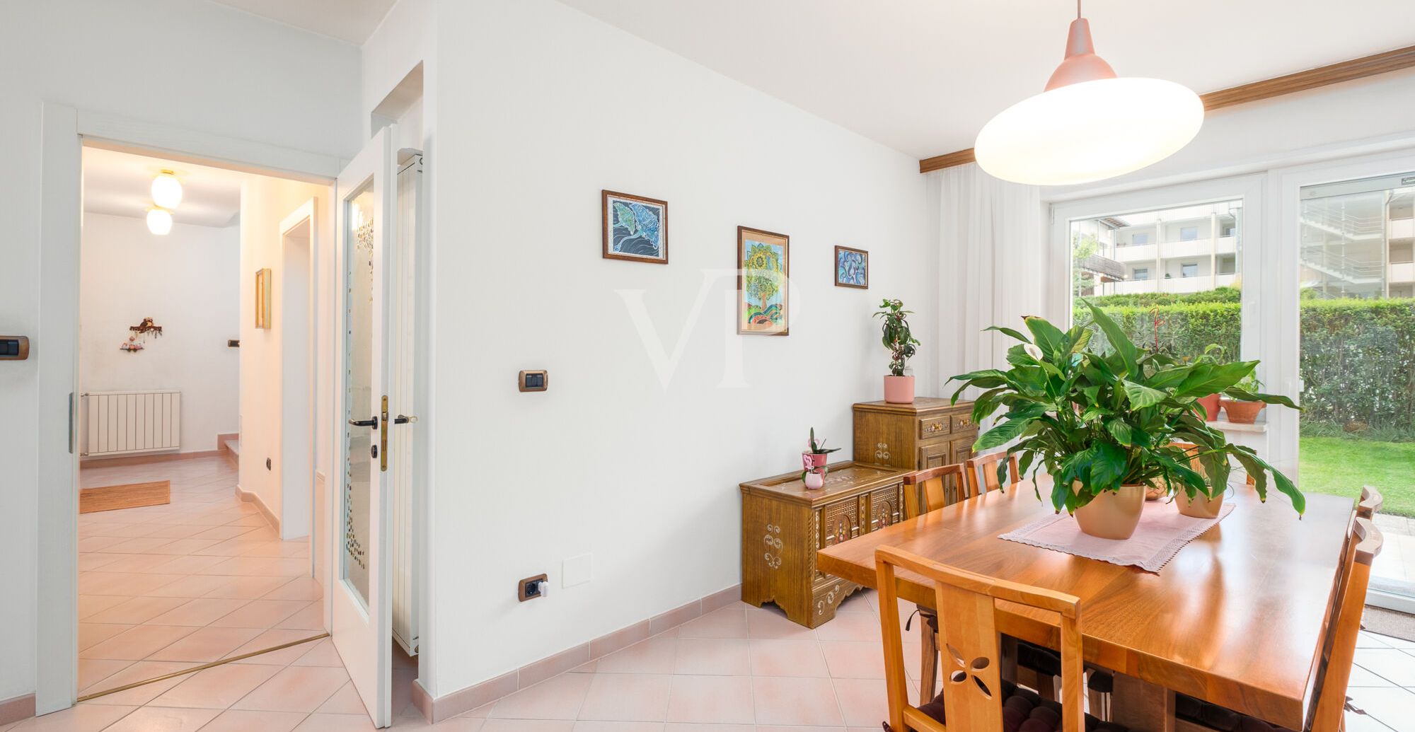 Stilvolle Vierzimmerwohnung auf mehreren Ebenen mit eigenem Garten