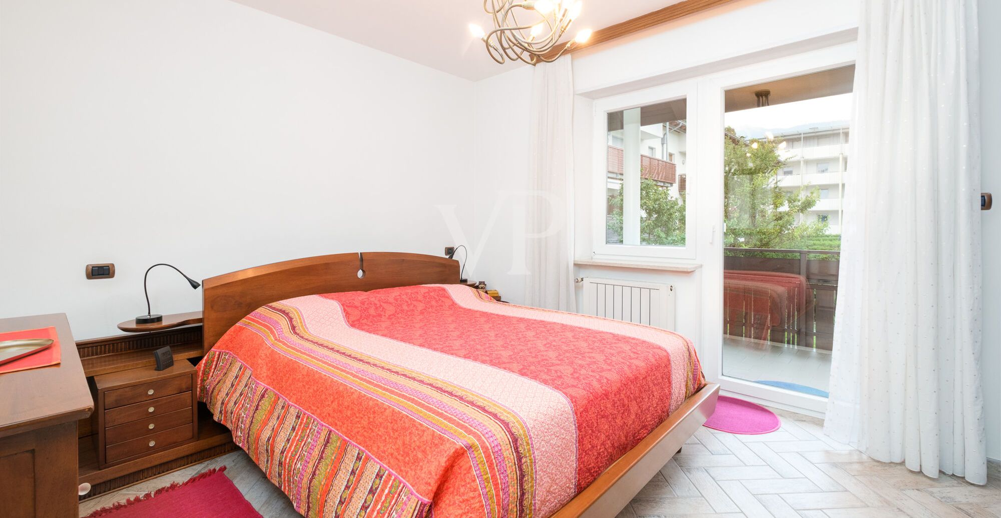 Stilvolle Vierzimmerwohnung auf mehreren Ebenen mit eigenem Garten