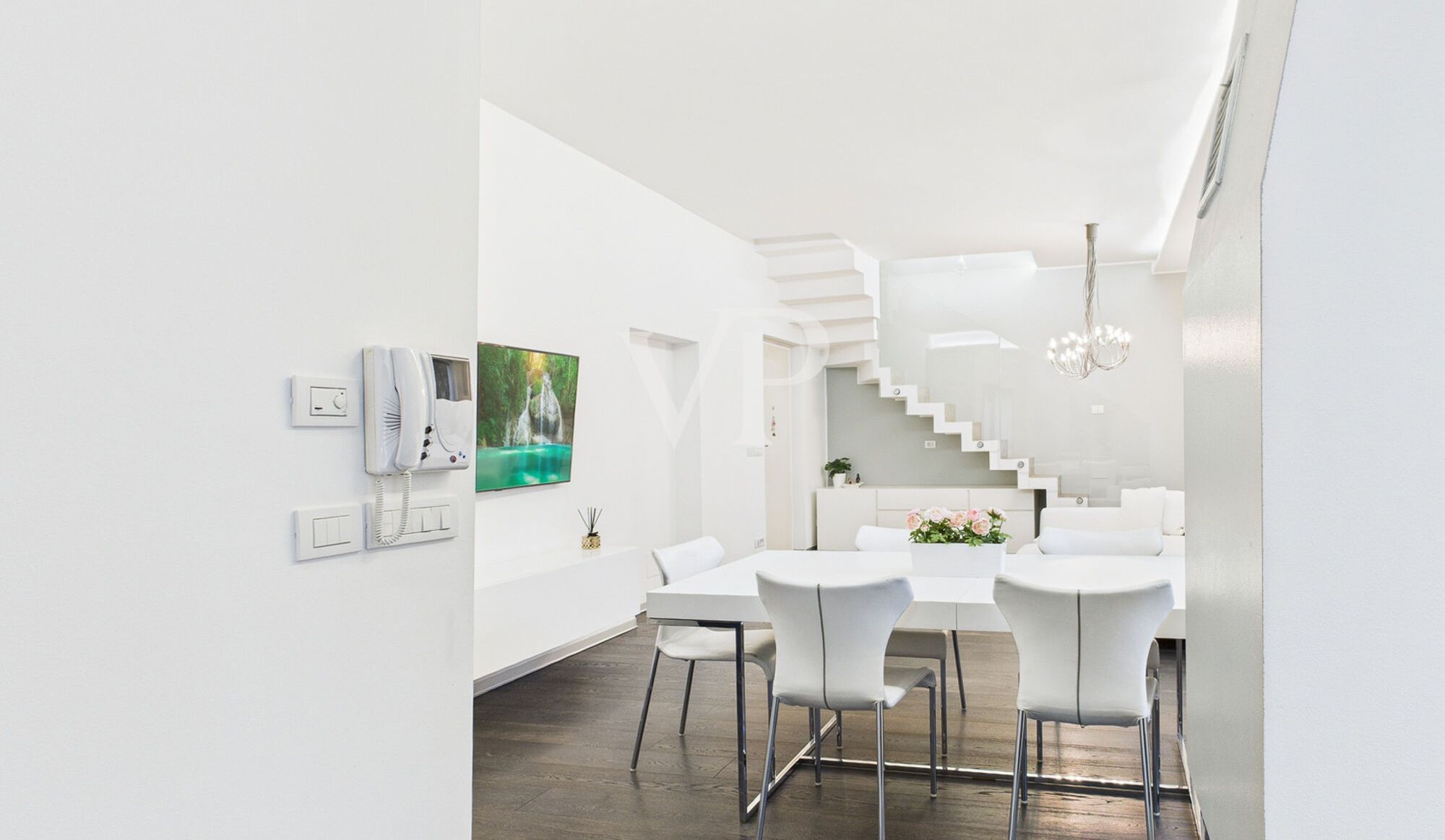 Prestigeträchtiges Dachgeschoss mit Garage und Rosengartenblick